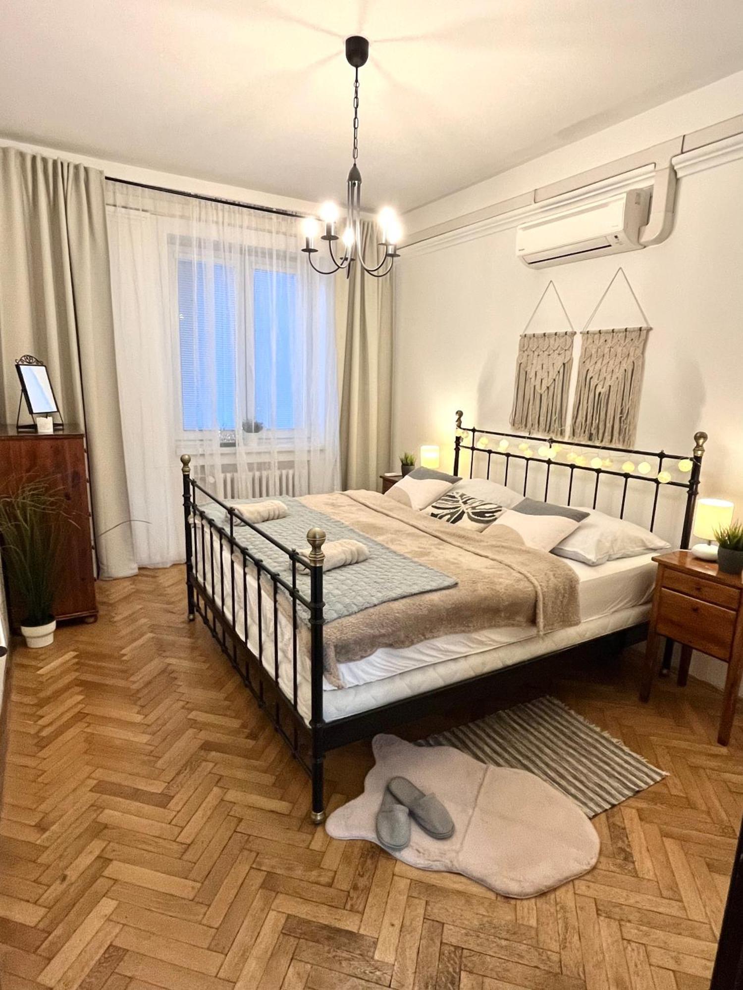 Audrey Hepburn Apartment Old Town Air Conditioned Bratislava Exterior photo