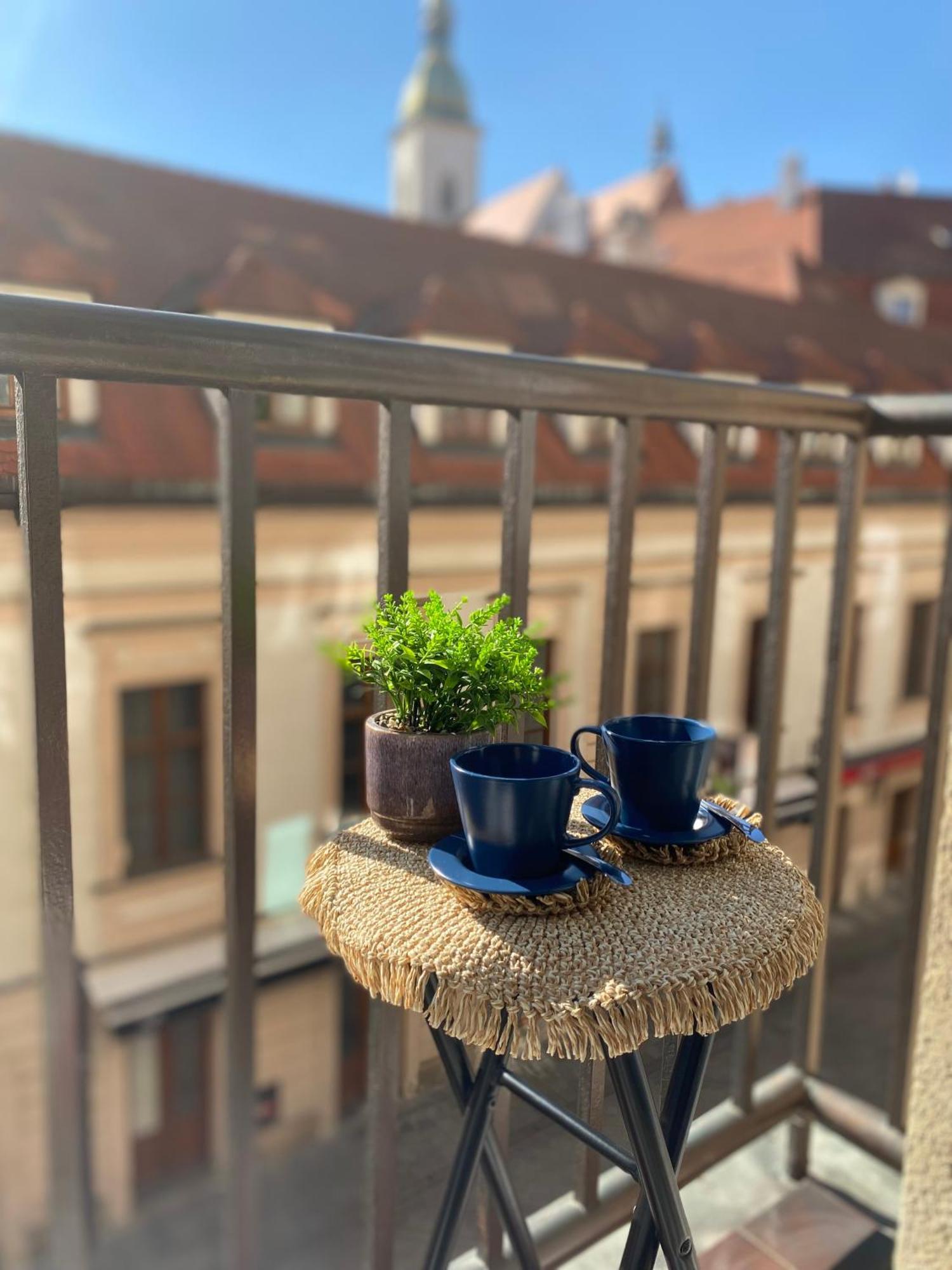 Audrey Hepburn Apartment Old Town Air Conditioned Bratislava Exterior photo